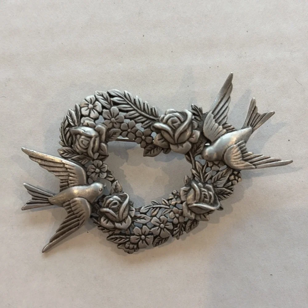 JJ Jonette Vintage Pewter Swallow Bird Heart Rose‎ Wreath Brooch Pin Signed